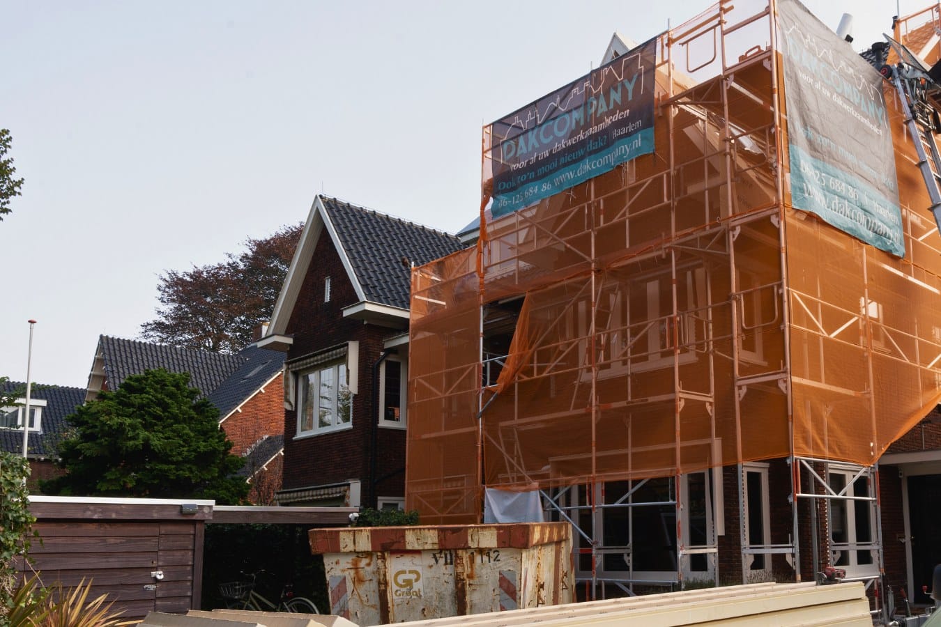 dakcompany werkt aan een dak renovatie