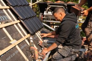 Een persoon die bezig is met een dakreparatie