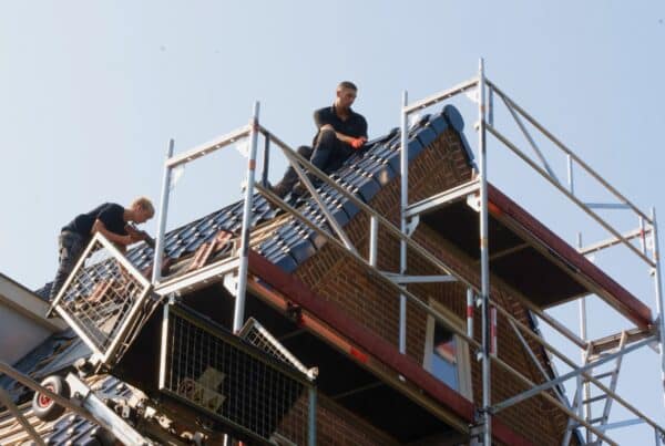 dakcompany aan het werk op hoogte aan een dakrenovatie