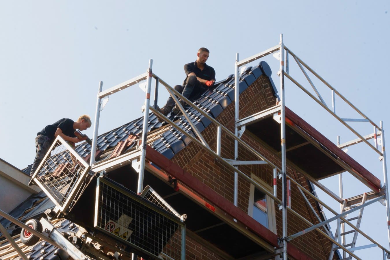 dakcompany aan het werk op hoogte aan een dakrenovatie