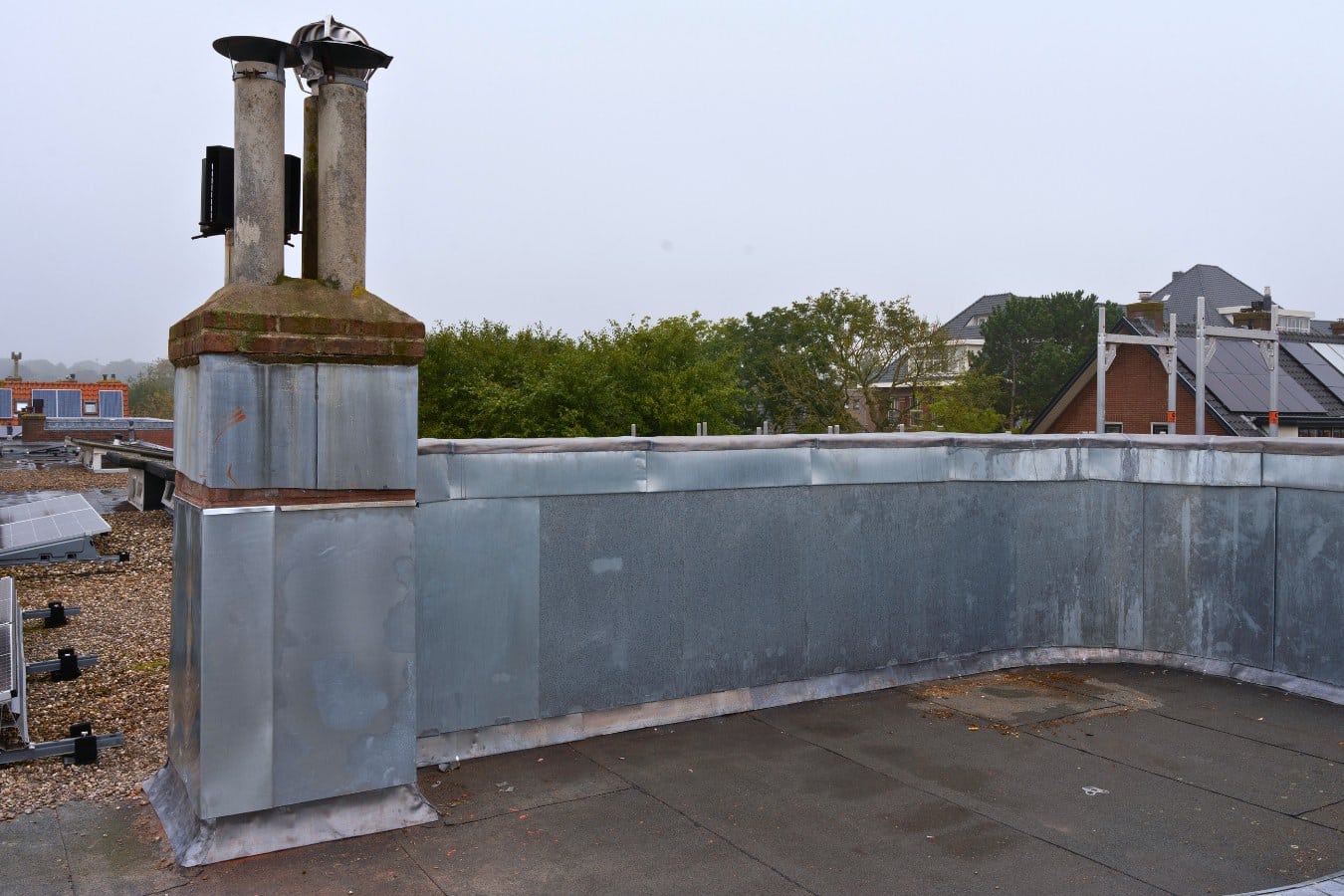 lood en zinkwerk met schoorsteen