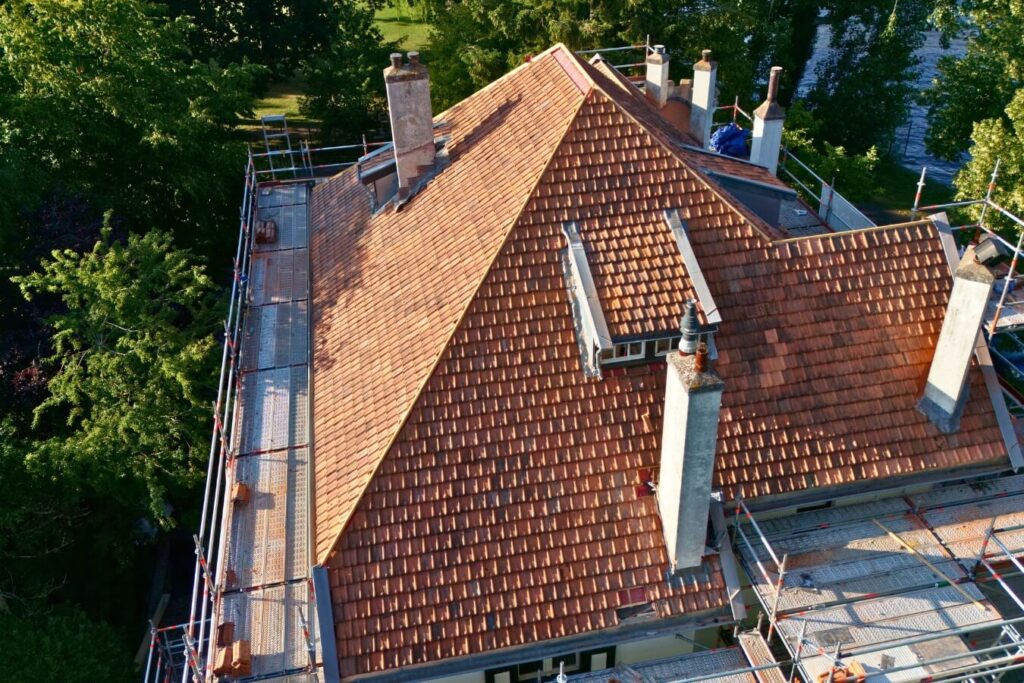 zij aanzicht van de complete dakrenovatie zonder het vervangen van de pannenkap.